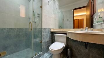 Douche, sèche-cheveux, bidet, serviettes fournies