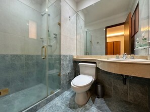 Dusche, Haartrockner, Bidet, Handtücher