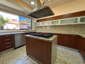 Private kitchen - Spacious 4-bedroom apartment in serene Caracas with AC and pool (Caracas)