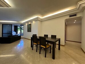 Dining - Spacious 4-bedroom apartment in serene Caracas with AC and pool (Caracas)
