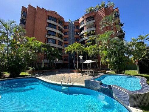 Spacious 4-bedroom apartment in serene Caracas with AC and pool