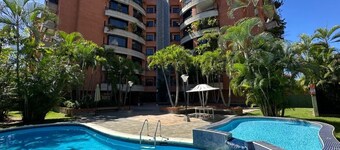 Spacious 4-bedroom apartment in serene Caracas with AC and pool
