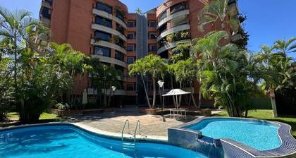 Spacious 4-bedroom apartment in serene Caracas with AC and pool