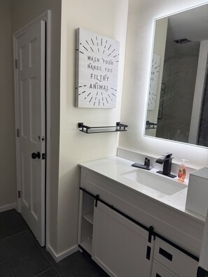 Bathroom - Spacious 4-bedroom home in Kettering/Dayton (Dayton)