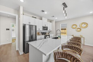 Fridge, microwave, oven, stovetop - Newly built Med ctr/NRG/downtown /3bd/3bth (Houston)