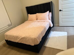 Iron/ironing board, Internet, bed sheets - Newly built Med ctr/NRG/downtown /3bd/3bth (Houston)