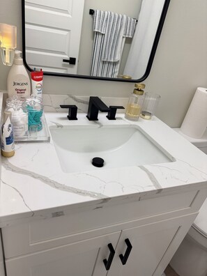 ヘアドライヤー、タオル、石鹸、トイレットペーパー