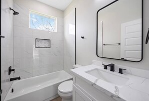 Hair dryer, towels, soap, toilet paper - Newly built Med ctr/NRG/downtown /3bd/3bth (Houston)