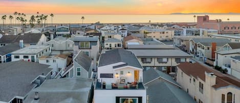 Uma área residencial costeira com diversos tipos de casas, algumas com varandas e outras com jardins da frente.