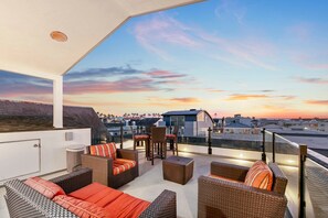 Terrace/patio - Spacious 5BR home with ocean views in Balboa Peninsula (Newport Beach)
