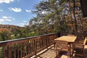 Outdoor dining - Par & Pine Lodge | Double decks w/ fire pit! (Basye)