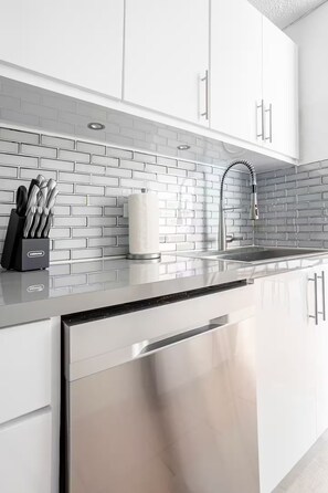 Private kitchen - Isla Verde Beach Apartment w/ Pool, King Bed, Kitchen & Parking Near SJU Airport (Carolina)