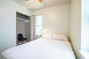 Silitysrauta/-lauta, Wi-Fi, vuodevaatteet