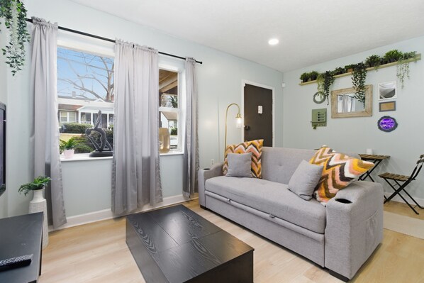 Living area - 2 Bedroom Near Beltline, Mercedes Benz Stadium & State Farm Arena (Atlanta)