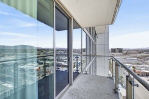 Property grounds - SVS: 2BD/2.5BA Combo Suite | Strip & Mountain Views | Palms Place (Las Vegas)