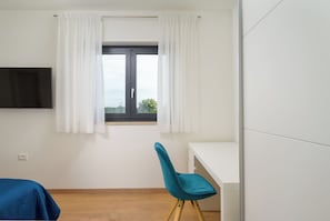 A room with a single window, a desk, a chair, and a bed. - Villa Diego (Istria - Pula) (Prodol)