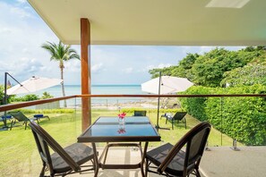 Outdoor dining - Elegante villa neuve avec piscine sur la plage, vue imprenable (Koh Samui)