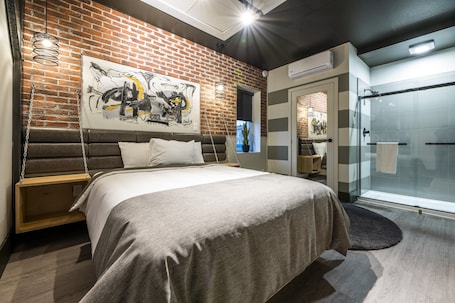 Quarto casal conforto, vista para a cidade | Espaço de trabalho para notebook, Wi-Fi de cortesia. La Suite Hotel