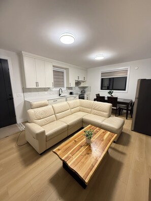 Living area - Golf & Hike Retreat: Bear Mt Views + Propane Fire (Victoria)
