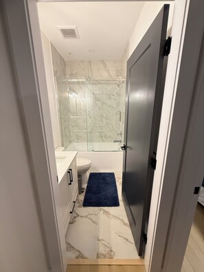 Hair dryer, towels, soap, toilet paper - Golf & Hike Retreat: Bear Mt Views + Propane Fire (Victoria)