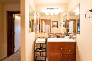 Douche, sèche-cheveux, serviettes fournies