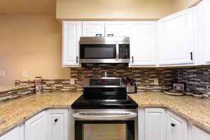 雪櫃、微波爐、焗爐、爐具