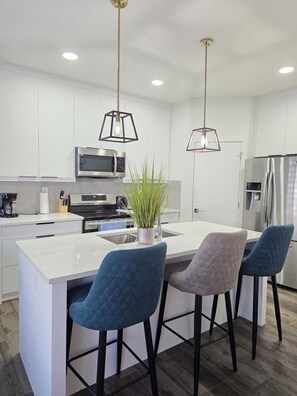 Private kitchen - Fort Delight 3 bedroom house Netflix/wifi/Free parking (Fort Saskatchewan)