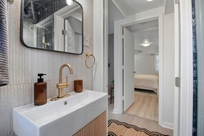 Secadora de cabello, toallas, jabón, papel de baño 