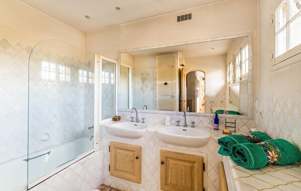 A bathroom with two sinks, a glass shower enclosure, and a large mirror. - MAISON PROVENÇALE AVEC PISCINE (Saint-Paul-De-Vence)