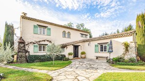 A two-story building with a stone pathway leading to the entrance. - MAISON PROVENÇALE AVEC PISCINE (Saint-Paul-De-Vence)