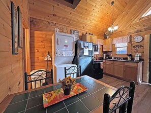 Fridge, microwave, oven, stovetop - Moonlight Ridge Cabin (Bryson City)