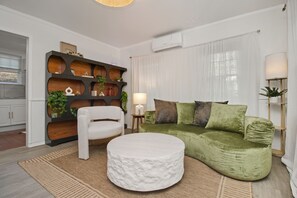 Living area - Fabulous 1-bedroom apartment in vibrant Atlanta Near Midtown, Emory University (Atlanta)