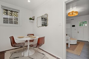 Dining - Fabulous 1-bedroom apartment in vibrant Atlanta Near Midtown, Emory University (Atlanta)