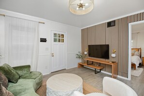 Living area - Fabulous 1-bedroom apartment in vibrant Atlanta Near Midtown, Emory University (Atlanta)