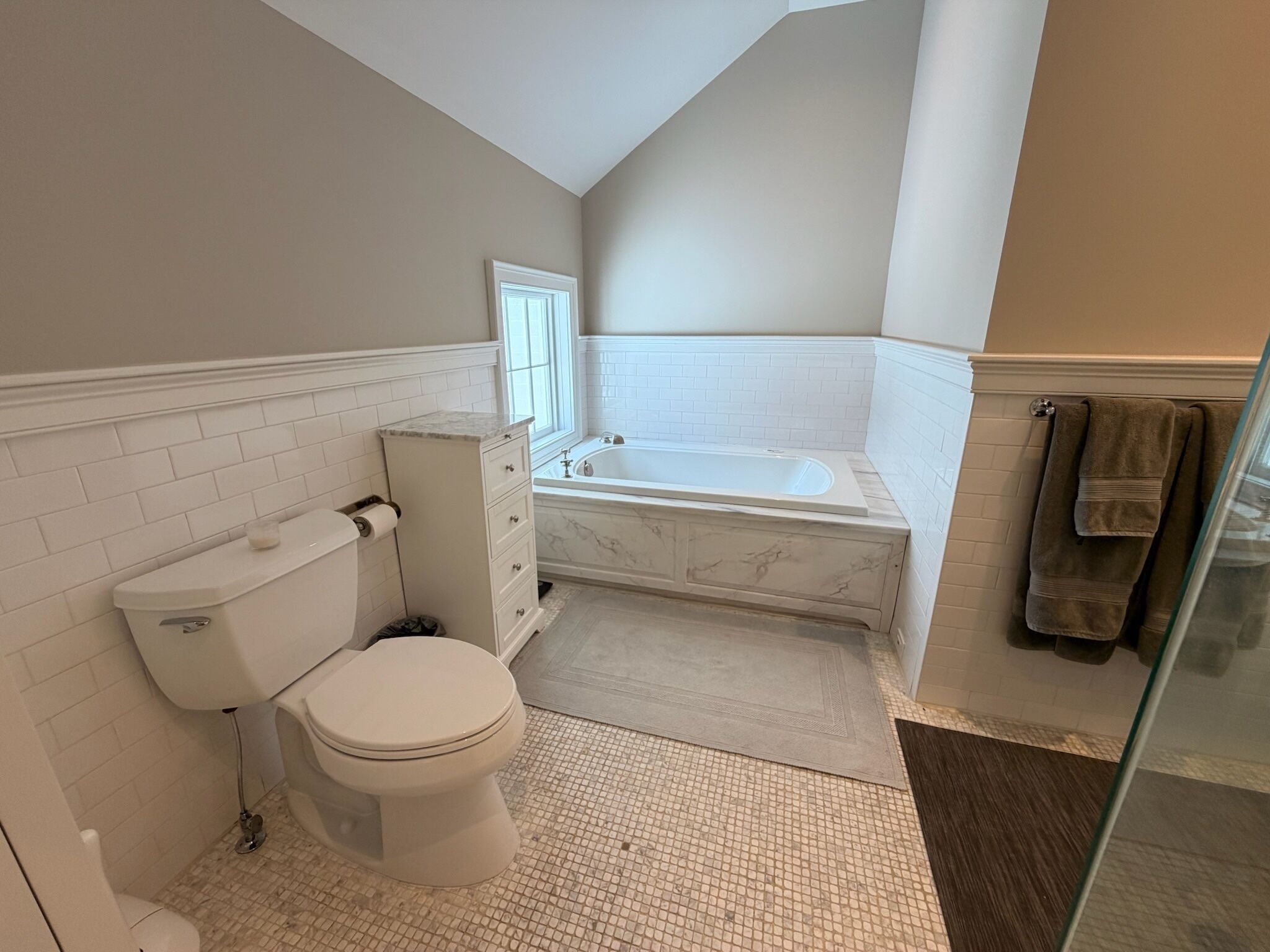 Une salle de bain avec des toilettes, un lavabo et une baignoire.