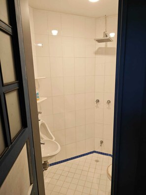 Shower, towels, soap, toilet paper - Beachside Escape in Cartagena : 402 : Private Check-in (Cartagena de Indias)