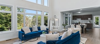 Northern Light Retreat with HotTub,Sauna,GamesRoom