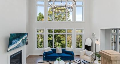 Northern Light Retreat with HotTub,Sauna,GamesRoom