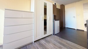 A modern kitchen with a built-in refrigerator, a microwave, and a stove. - Kamienna Urban Comfort Studio (Wrocław)