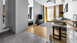 Un apartamento moderno con cocina, comedor y un dormitorio.