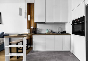 Kjøleskap, mikrobølgeovn, ovn og kokeplater