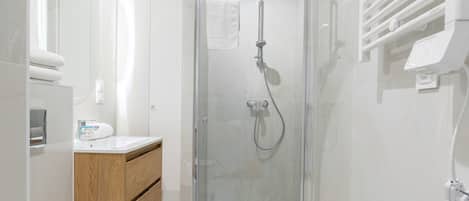 Shower, hair dryer, towels