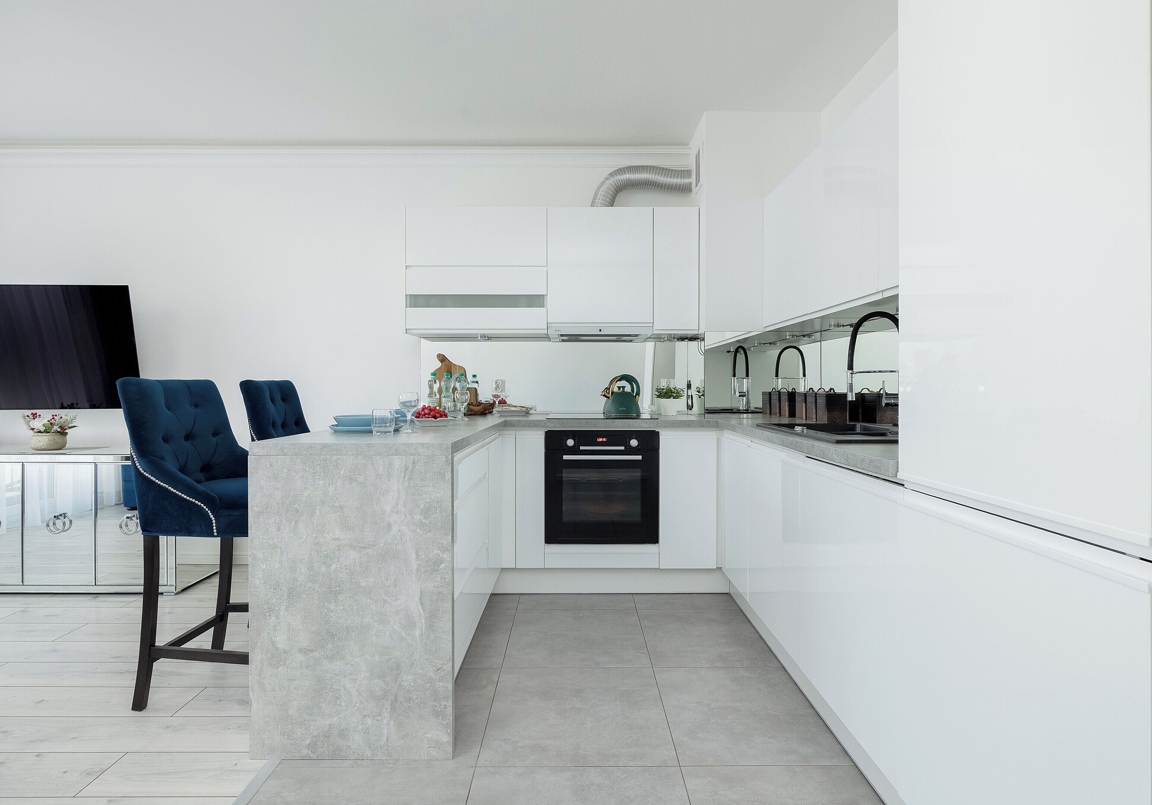 Fridge, oven, stovetop, dishwasher