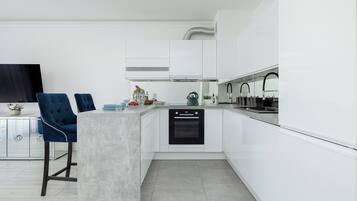 Fridge, oven, stovetop, dishwasher