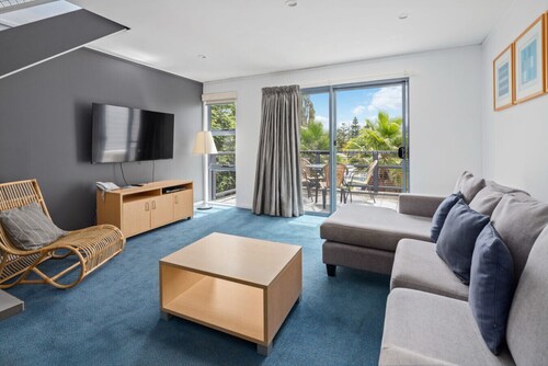 2 Bedroom Open plan,combined living & dining areas with fully self contained kitchen & laundry.