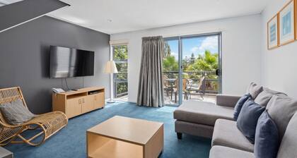 2 Bedroom Open plan,combined living & dining areas with fully self contained kitchen & laundry.