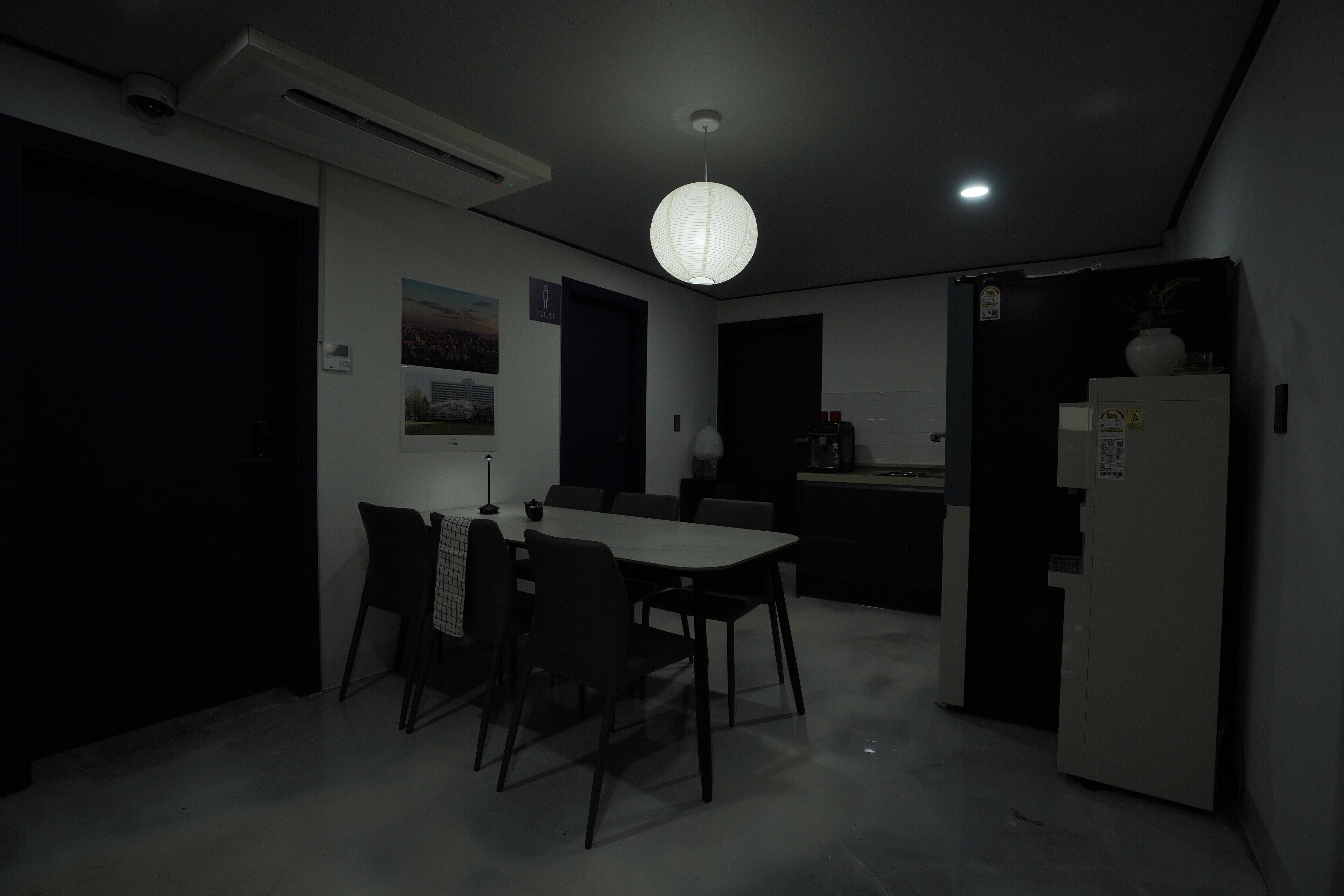 Dormitorio compartido estándar, vistas a la ciudad | Instalaciones de cocina compartidas | Frigorífico grande, microondas y utensilios de cocina