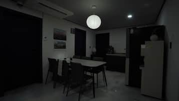 Dormitorio compartido estándar, vistas a la ciudad | Instalaciones de cocina compartidas | Frigorífico grande, microondas y utensilios de cocina