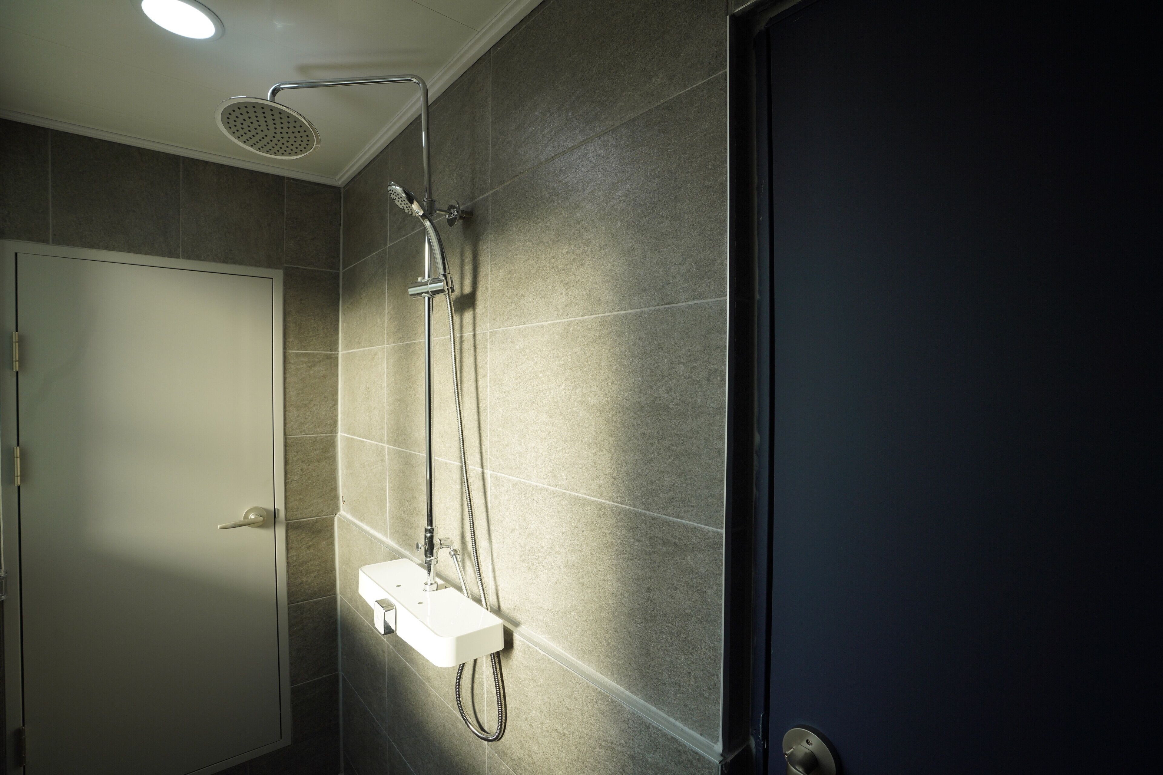 3-Person Dormitory Room, Sold per Room | Baño | Regadera, secadora de cabello, toallas, jabón 