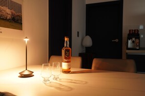 Refrigerador con freezer, microondas, utensilios de cocina